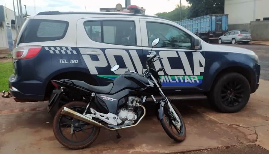 Jovem é detido após empinar moto em via pública e tentar “dar fuga” na Polícia Militar