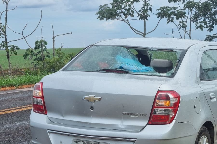 Motociclista e passageiro ficam feridos após colidirem contra traseira de carro na BR-060