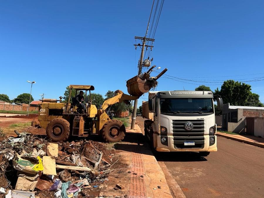 Pátio da Escola Benigno Escobar e o acesso ao frigorífico recebem limpeza da Seinfra