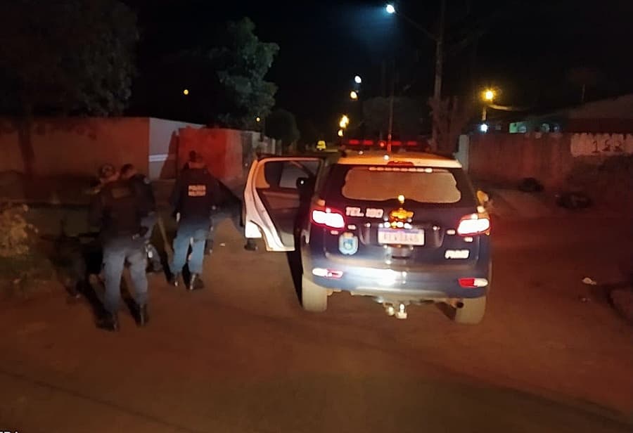 Homem agride donos de comércio, ameaça eles com arma de fogo e é preso