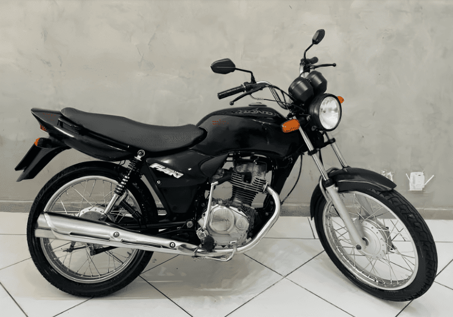Jovem se distrai, esquece chave na ignição ao conversar com amigo e moto é furtada