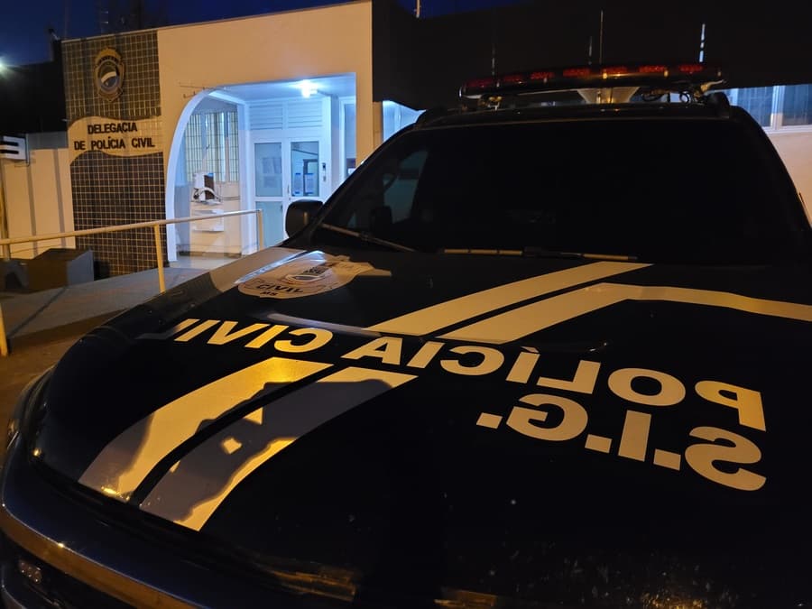 Mulher esquece chave dentro do carro em residência sem portão e veículo é furtado
