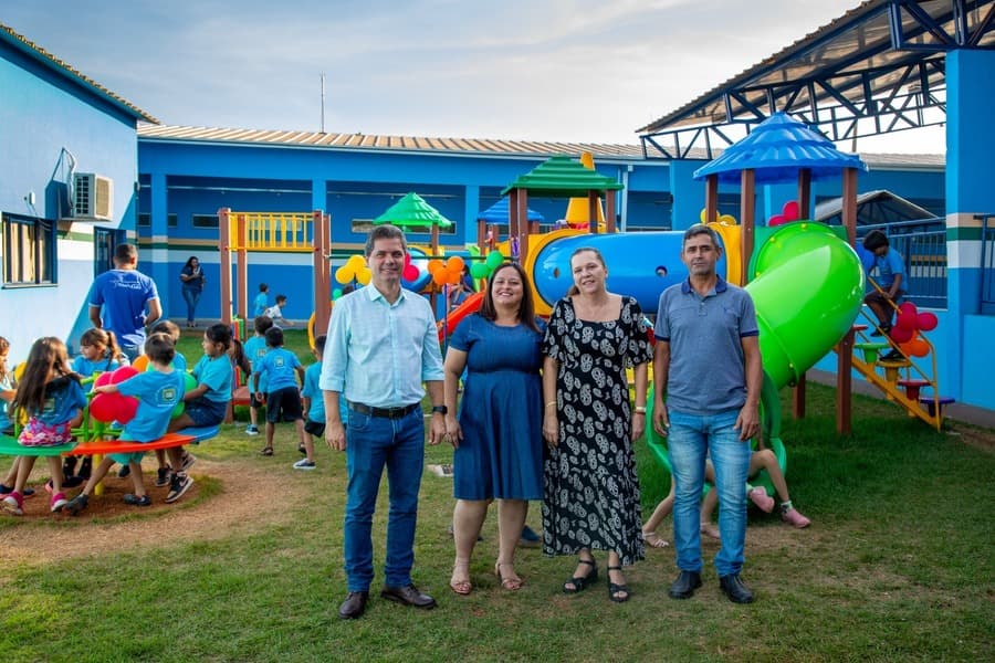 Com recurso de emenda impositiva, Prefeitura entrega playground para Escola Maurícia Paré Gomes