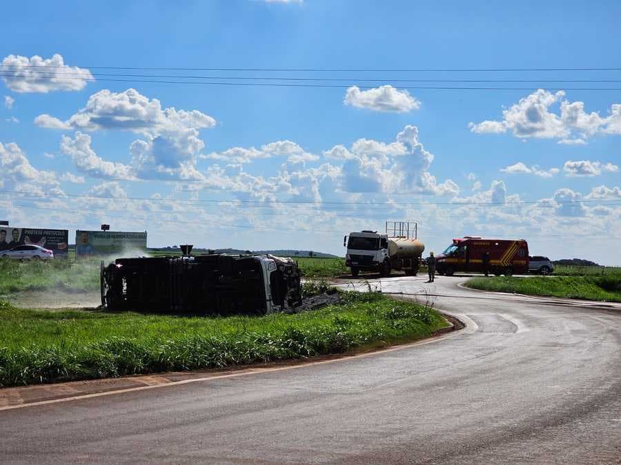 Grave acidente com caminhão tanque e risco de explosão mobiliza Corpo de Bombeiros em rotatória