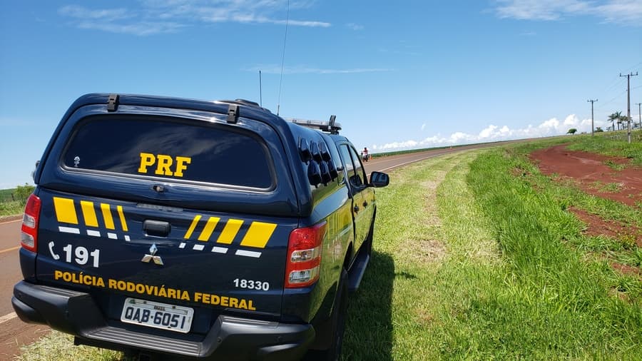 PRF resgata criança de 2 anos que andava sozinha às margens da BR-060 em Sidrolândia