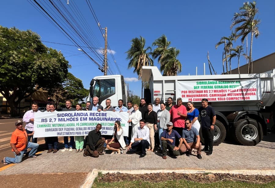 Sidrolândia recebe caminhão, rolo compactador, pá carregadeira e motoniveladora