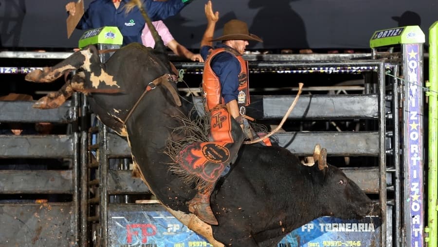 Expo Sidrolândia: Abertura do Rodeio é hoje e haverá show da dupla Kaio e Gabriel