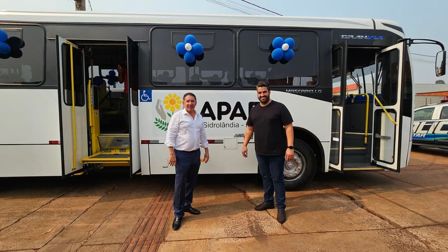 Com investimento de R$ 817 mil e emenda de Gerson, ônibus é entregue para APAE