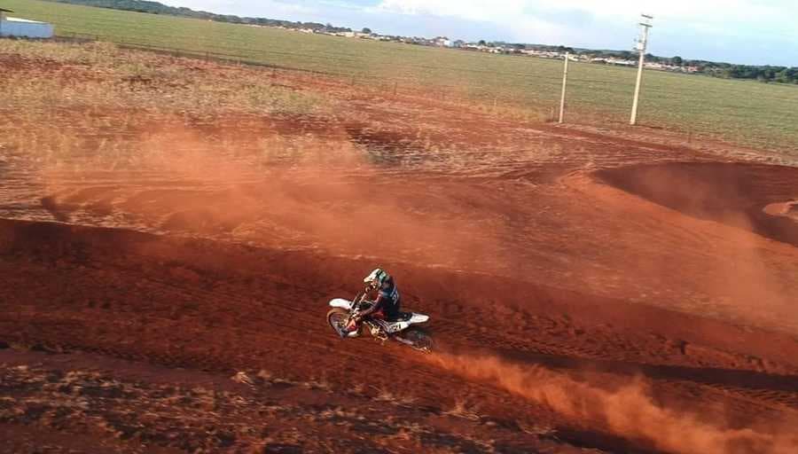 Sidrolandense de 14 anos é destaque no velocross, coleciona títulos importantes e sonha com mundial