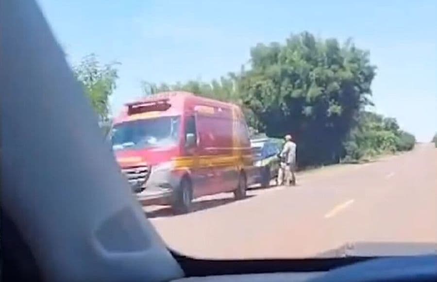 Veículos saem da pista depois de tentativa de ultrapassagem na BR-060 em Sidrolândia