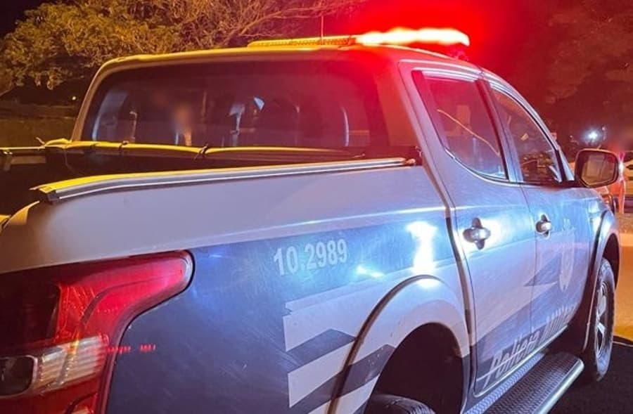 Homem de 34 anos ameaça namorada com faca e é preso em flagrante