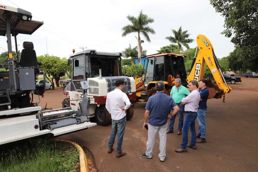 Prefeitura de Maracaju recebe visita de Secretários de Dourados para apresentação de sistema de recapeamento