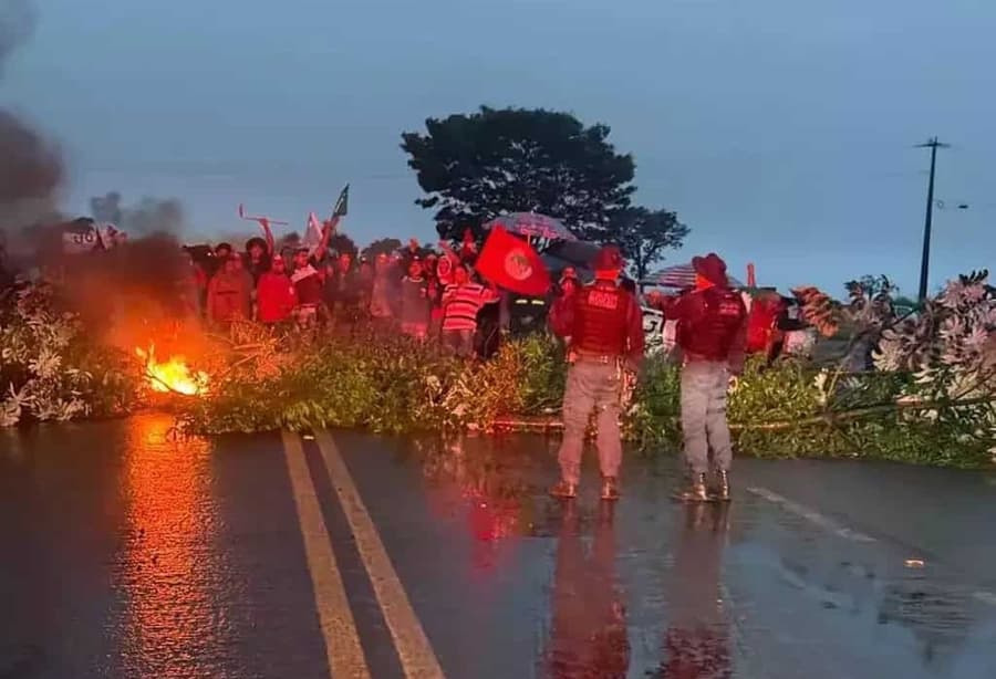 Manifestantes do MST bloqueiam BR-060 entre Sidrolândia e Campo Grande