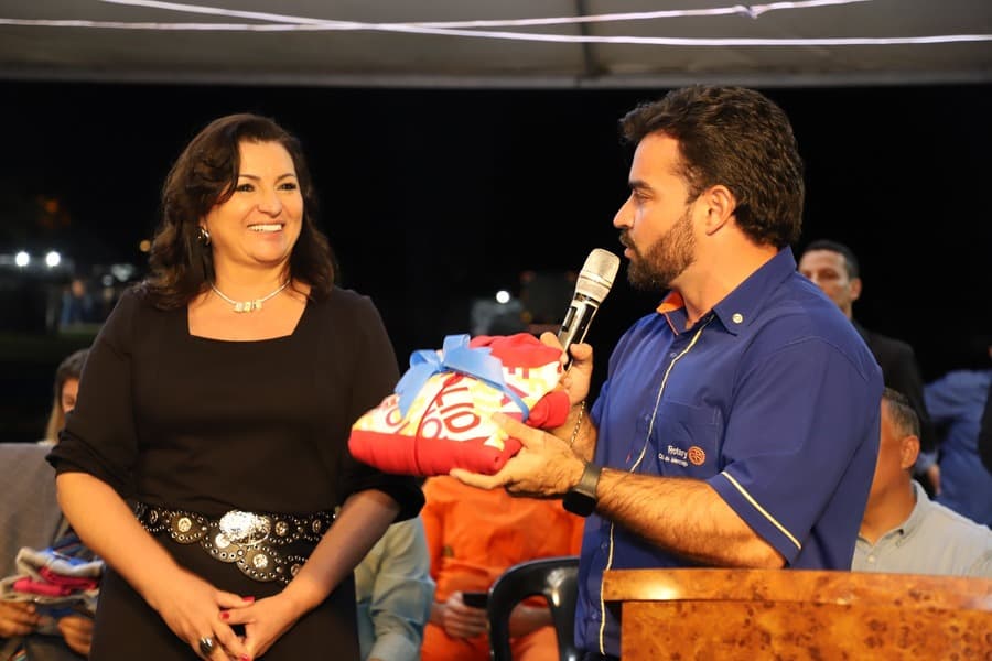 Campanha do Agasalho recebe reforço do Rotary Club de Maracaju durante a Festa da Linguiça
