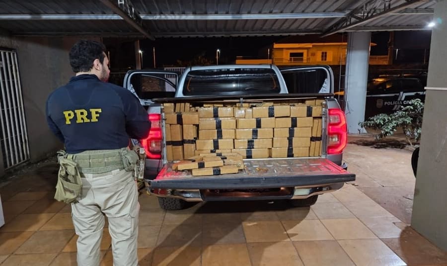 Em Sidrolândia, PRF apreende hilux carregada com 2,1 toneladas de maconha após traficante tentar atropelar policial