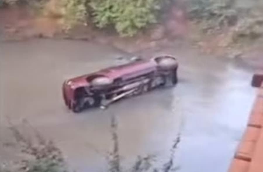 Caminhonete cai dentro do Rio Vacaria e mobiliza Corpo de Bombeiros em Sidrolândia