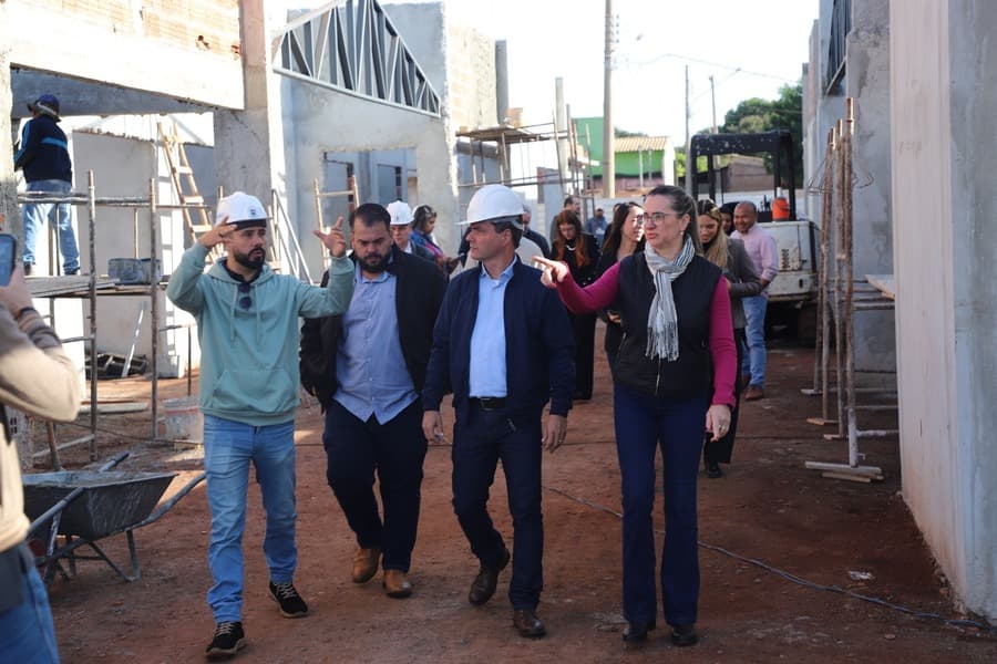 Prefeito, vereadores e secretários realizam visita ténica na obra do novo CIEI na Vila Juquita