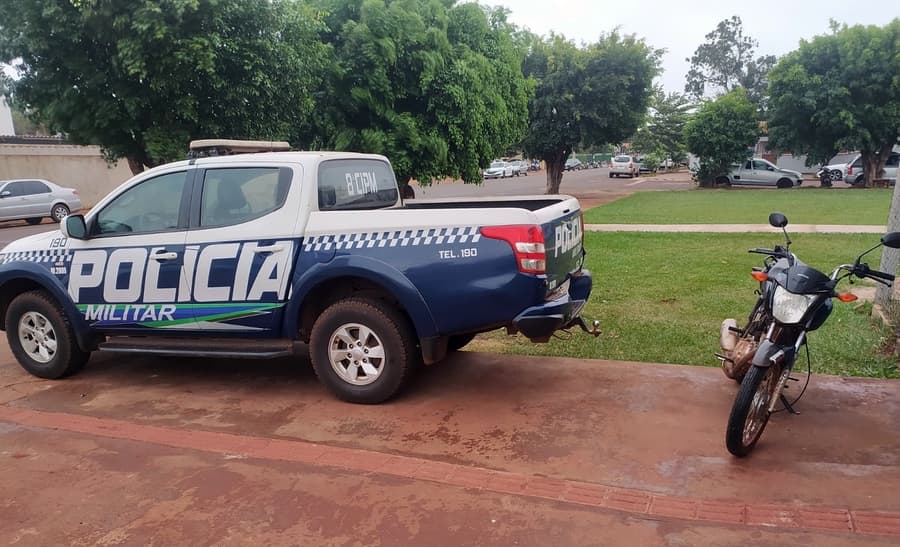 Armado com faca, ladrão rouba moto de vigia, se arrepende e devolve moto no Batalhão da PM