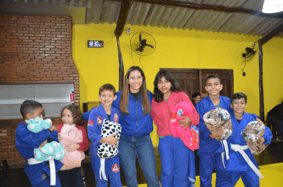 Com apoio do Estado, Instituto Pequeno Cidadão realiza entrega de mais de 500 cobertores para crianças