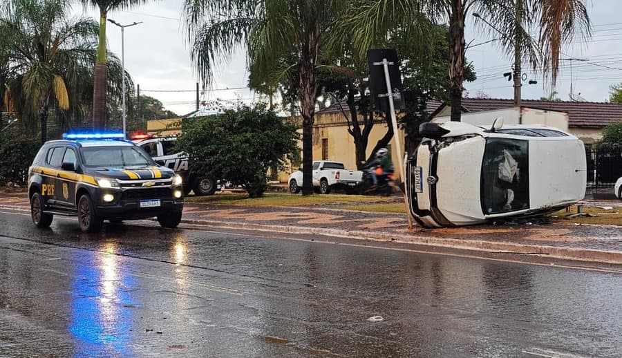Condutor invade preferencial e causa capotamento no centro de Sidrolândia