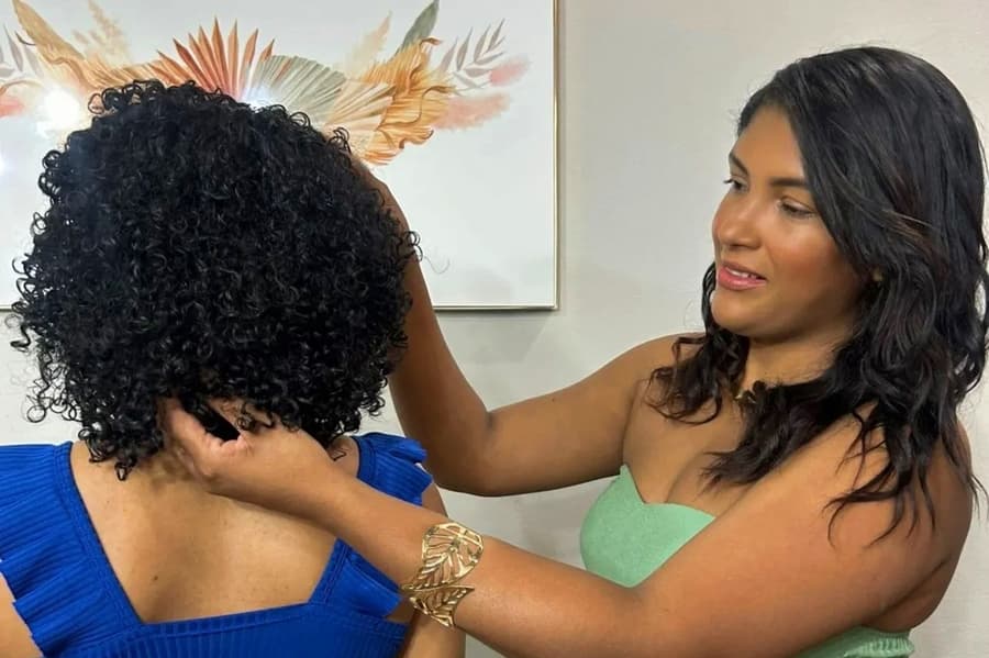 Spazen oferece tratamentos especializados para cachos com a profissional Anne Soares