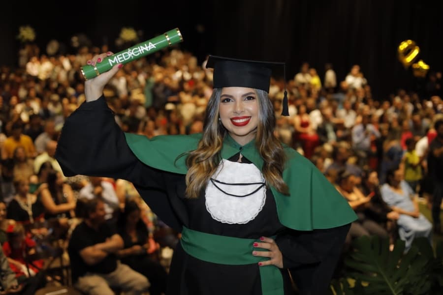 Sidrolandense Aline Alves Carreri realiza sonho e se torna médica no Brasil