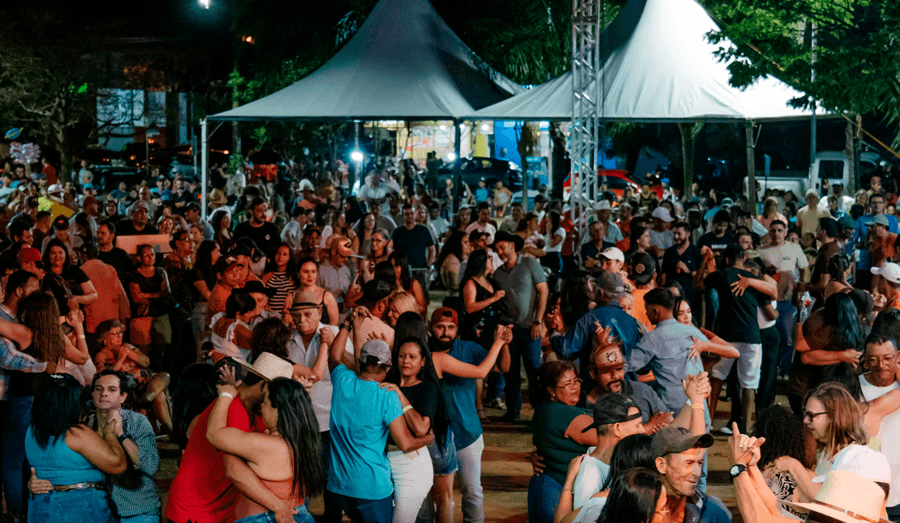 Dança, música e tradição: 6ª Noite do Chamamé reúne famílias na praça central de Sidrolândia