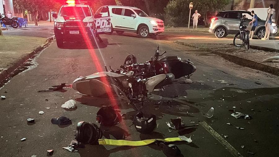 Três homens ficam gravemente feridos em colisão frontal de motos em Maracaju