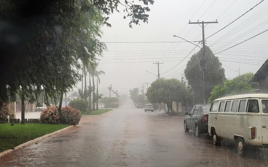 Semana começa com muita chuva e previsão é de mais precipitações na região