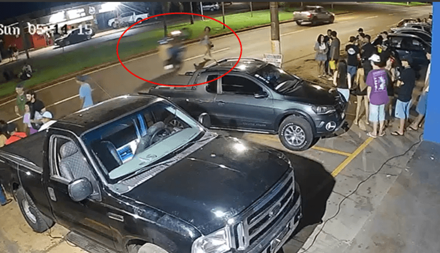 Jovem fica em estado grave após ser atropelada por motociclista que fazia manobras em Avenida
