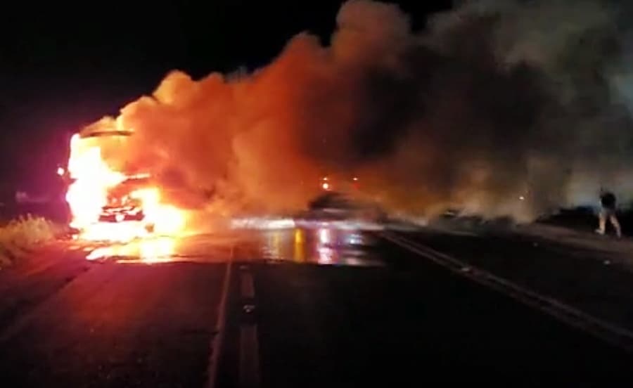 Incêndio em ônibus escolar mobilizou Corpo de Bombeiros na BR-060