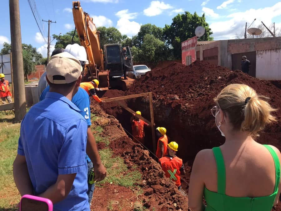 Prefeita vistoria obras de pavimentação no Bairro São Bento e Jardim Paraíso