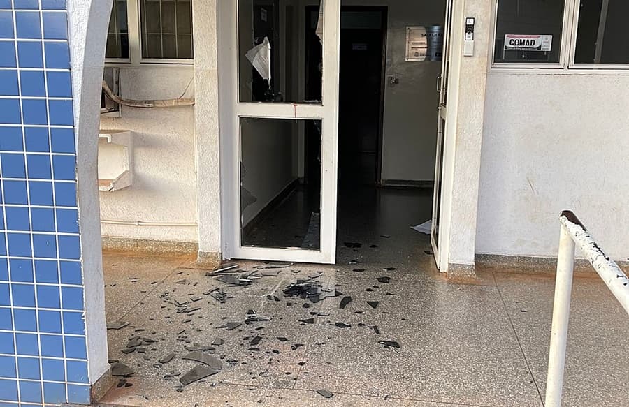 Jovem tenta fugir da Delegacia, arrebenta porta, fica ferido e acaba capturado
