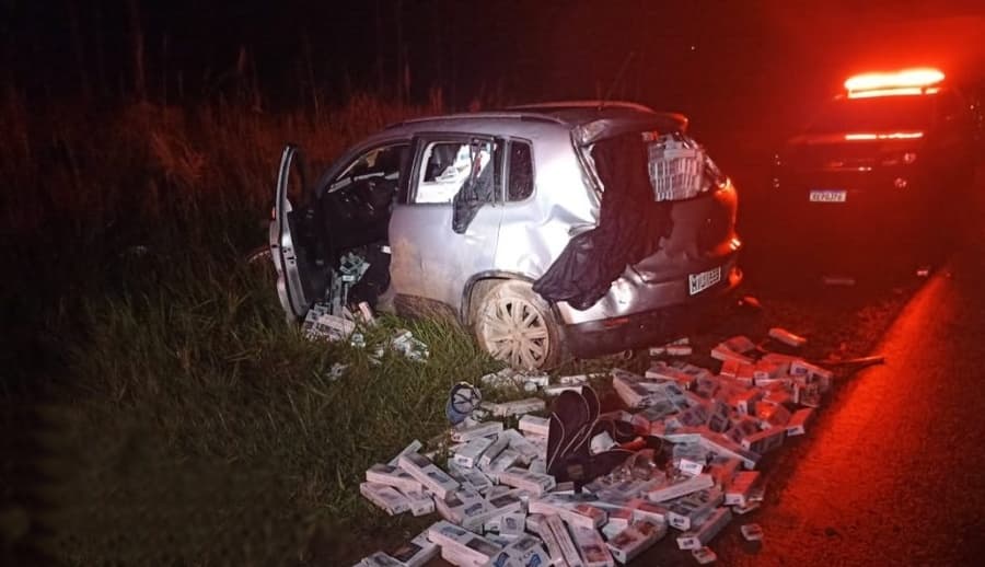 Homem de 32 anos é preso após colidir com o carro carregado com cigarros na MS-164