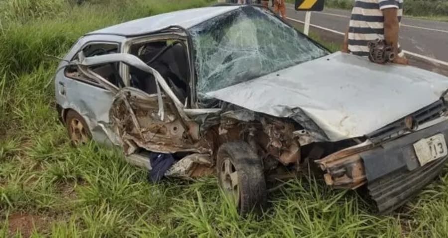 Motorista bate em caminhão parado e capota carro entre Sidrolândia e Nioaque