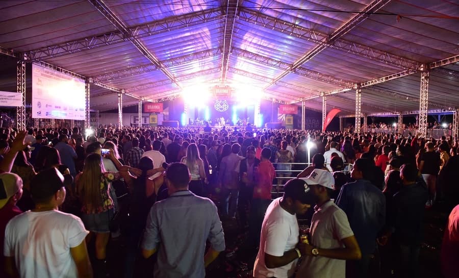Festa da Linguiça começa hoje com entrada franca e show de Mariana e Matheus