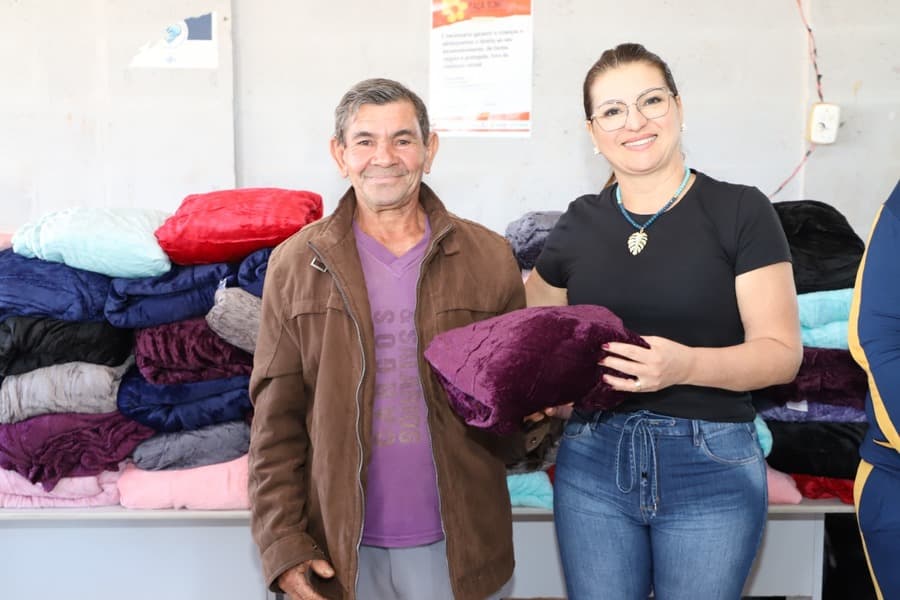 Prefeitura realiza entrega de cobertores da Campanha do Agasalho 2022 no Assentamento Santa Guilhermina
