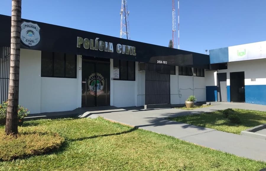 Homem acorda com telhado perfurado e projétil de bala perdida na cama