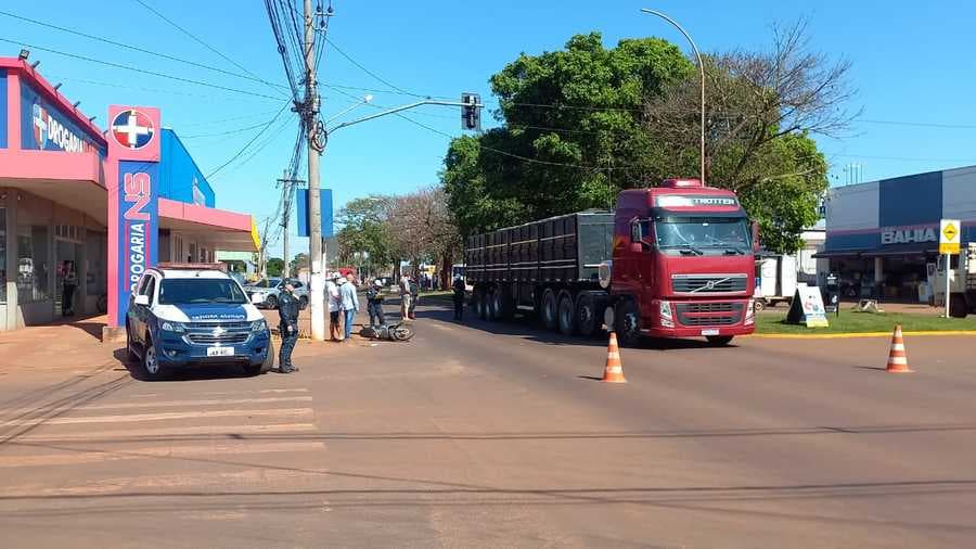Carreta bate em motociclista e por pouco não esmaga mulher. Veja o vídeo