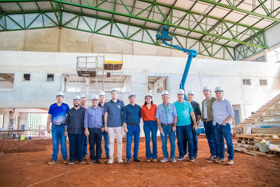 Autoridades realizam visita na obra do Ginásio Poliesportivo do Bairro Olídia Rocha