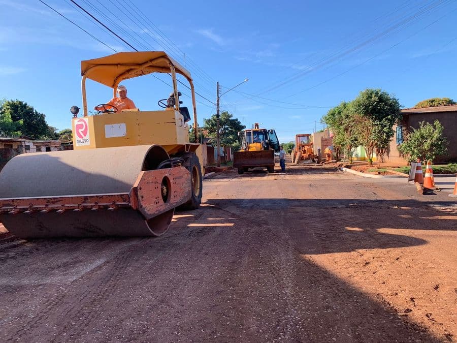 Secretaria de Infraestrutura começa preparo da Rua Prudente de Moraes para receber asfalto