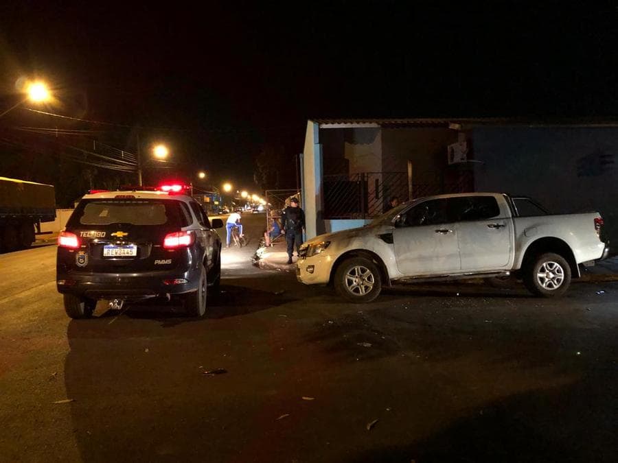 Embriagado, homem colide contra veículo estacionado mais uma vez