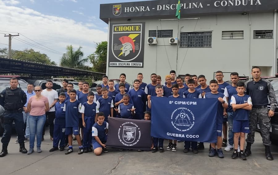 Jovens do “bom de bola, bom na escola” de Sidrolândia visitam sede do Choque na Capital