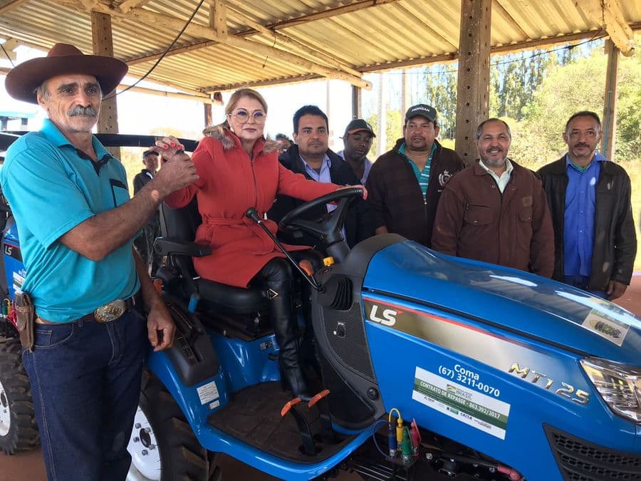 Agricultura familiar do Terra Solidária recebe tratores e pulverizador