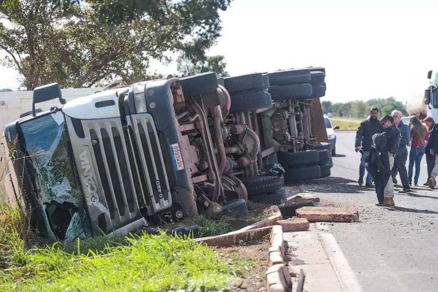 Carreta tomba com 40 toneladas de serragem na BR-262 em Campo Grande