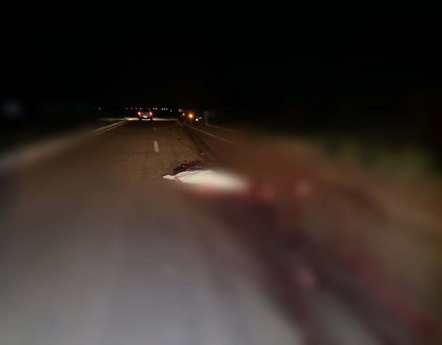 Homem de 36 anos morre após cair da garupa da moto e ter corpo dilacerado por carreta