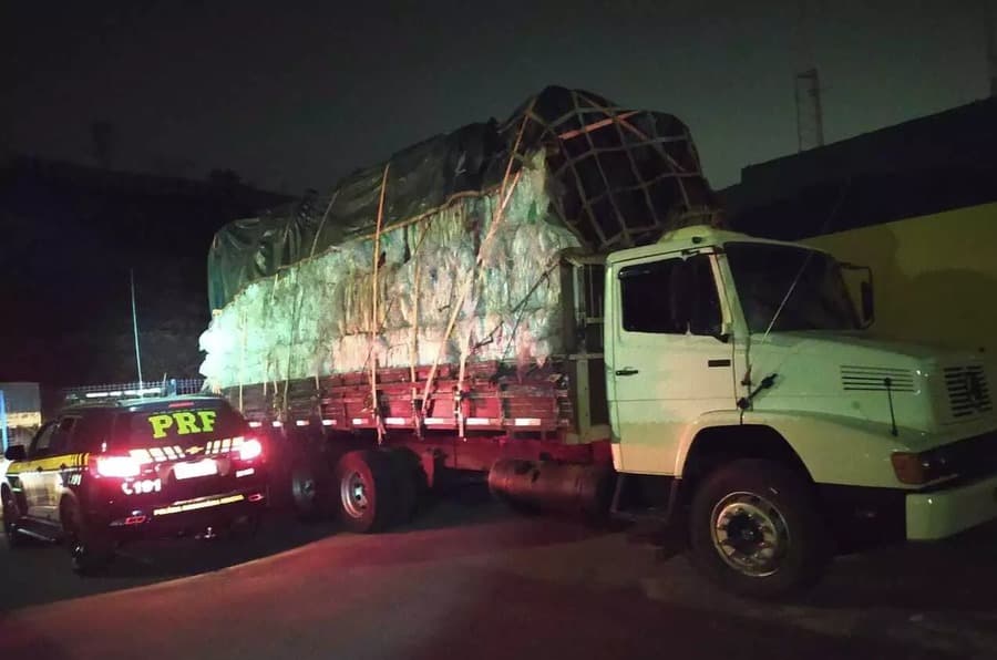 PRF apreende mais de 1 tonelada de maconha em caminhão com placas de Sidrolândia