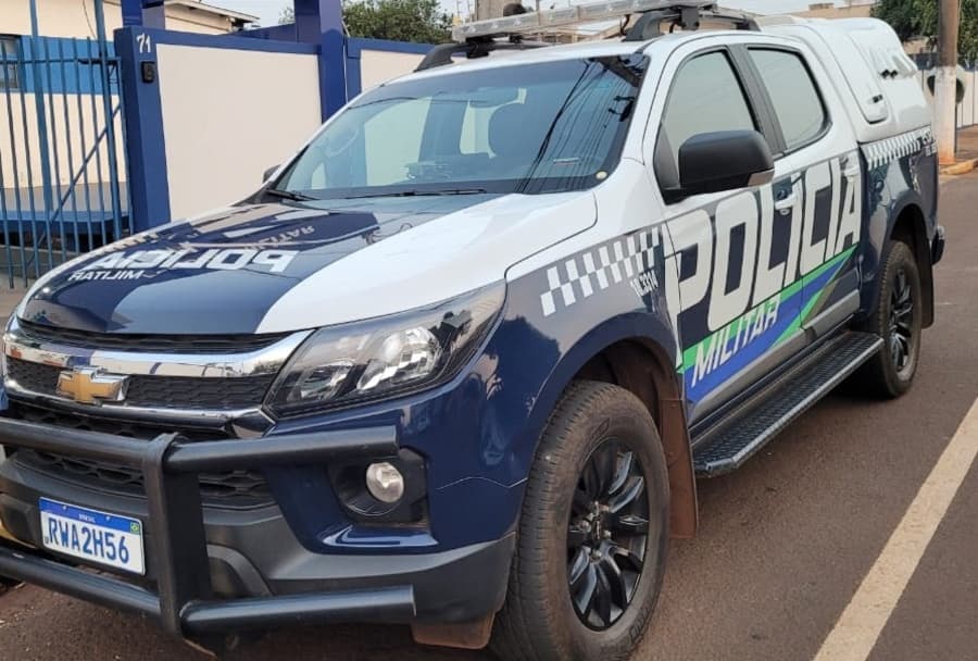 Homem de 59 anos é flagrado furtando telhas e acaba preso pela PM
