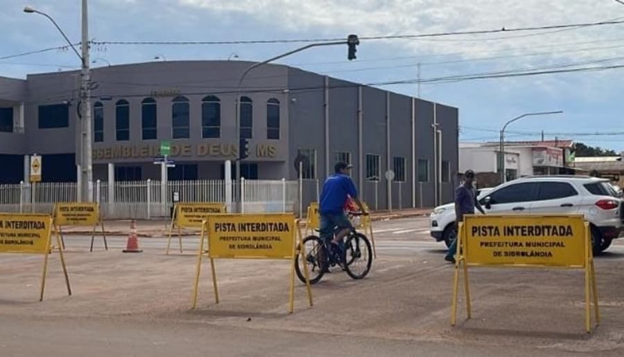 Após 12 dias, único semáforo de Sidrolândia segue queimado aguardando peça