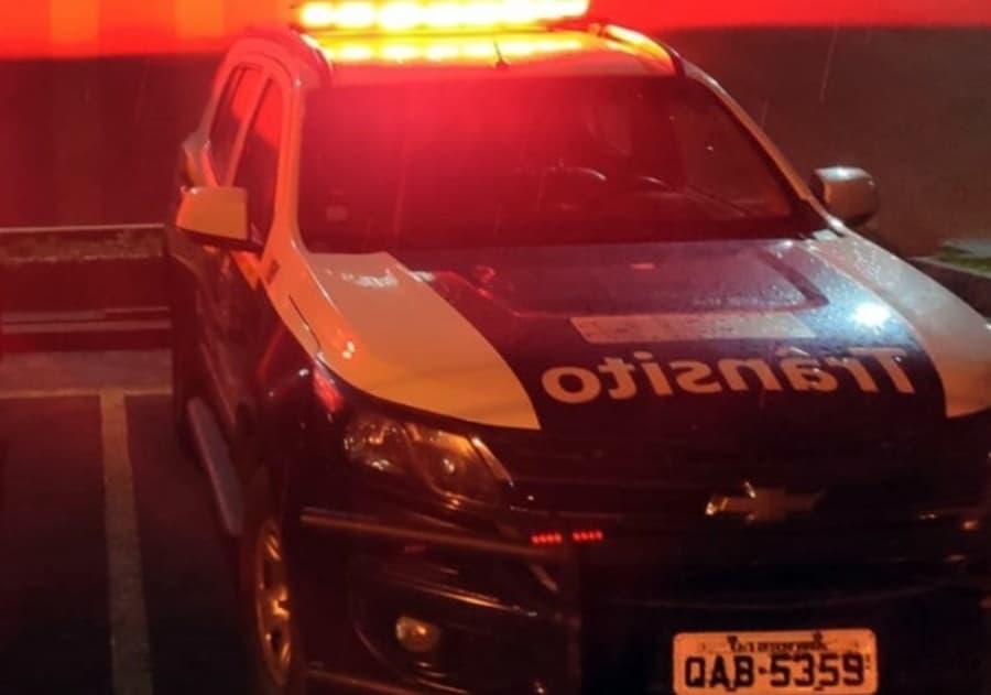 Embriagado, motorista invade calçada, colide contra lixeira e acaba preso